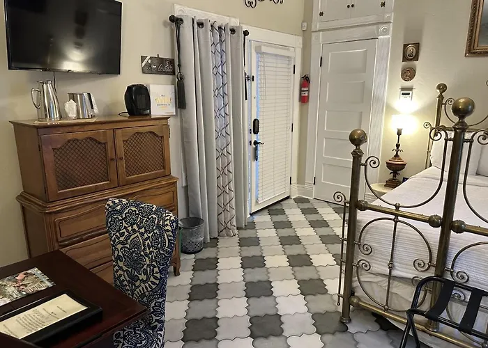 Hotel El Amador Downtown *